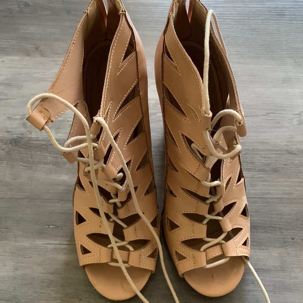 Women’s size 9 tan lace up heel